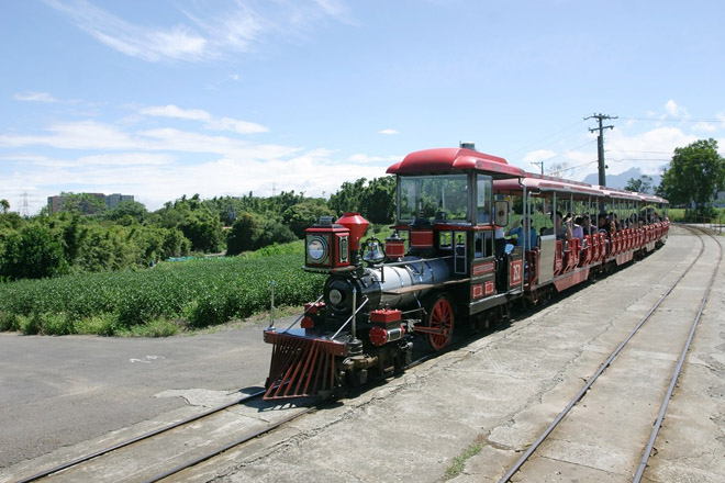 要進樂園前還能乘坐小朋友最愛的環球號小火車號