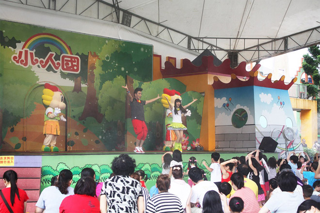 每個整點幾乎都有各種不同的大型表演秀可以看