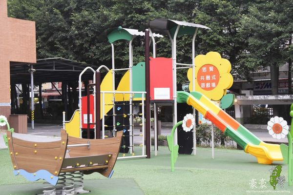 思賢國小(*共融特色遊戲場)