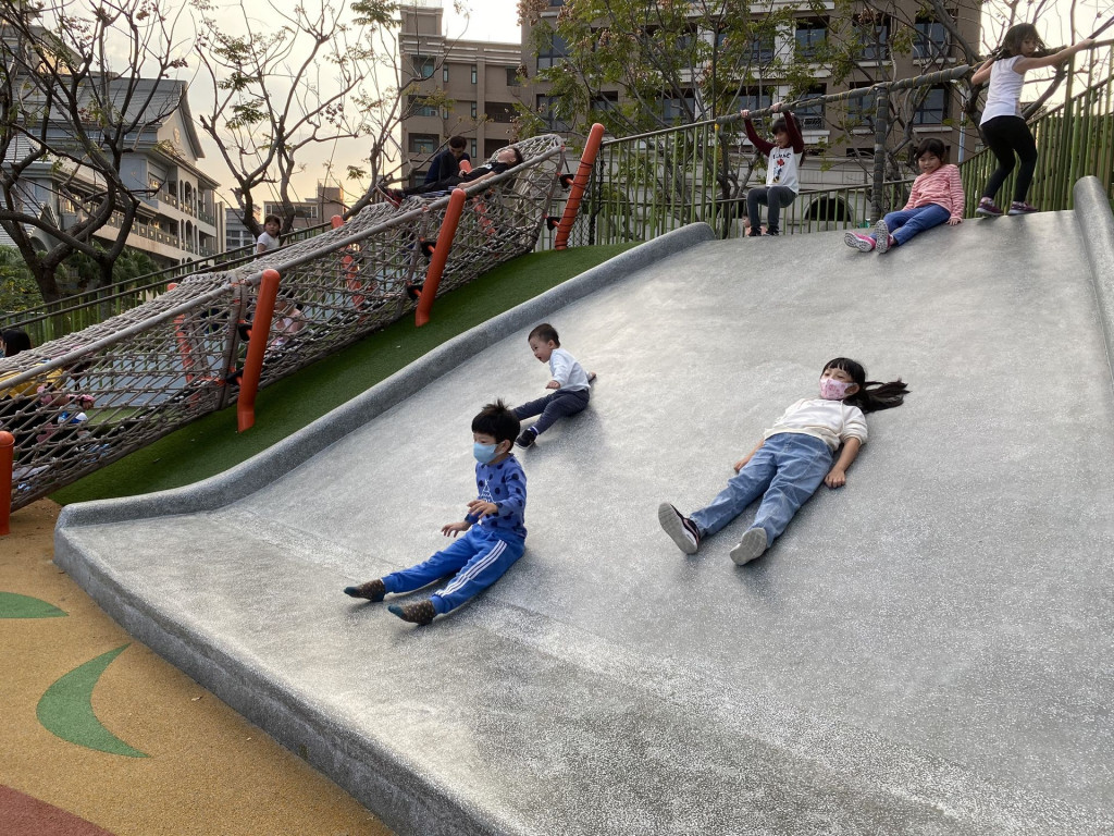 柳堤公園(特色遊戲場)