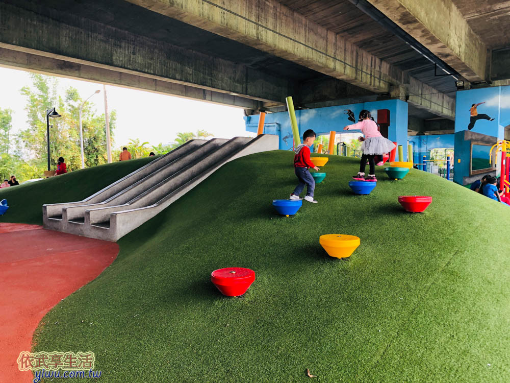 桃園國道橋下遊戲區(桃園國際橋下公園-特色遊戲場)