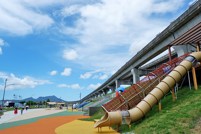 熊猴森樂園@新北大都會公園(幸運草地景溜滑梯+瀑布滑草場-*特色遊戲場)