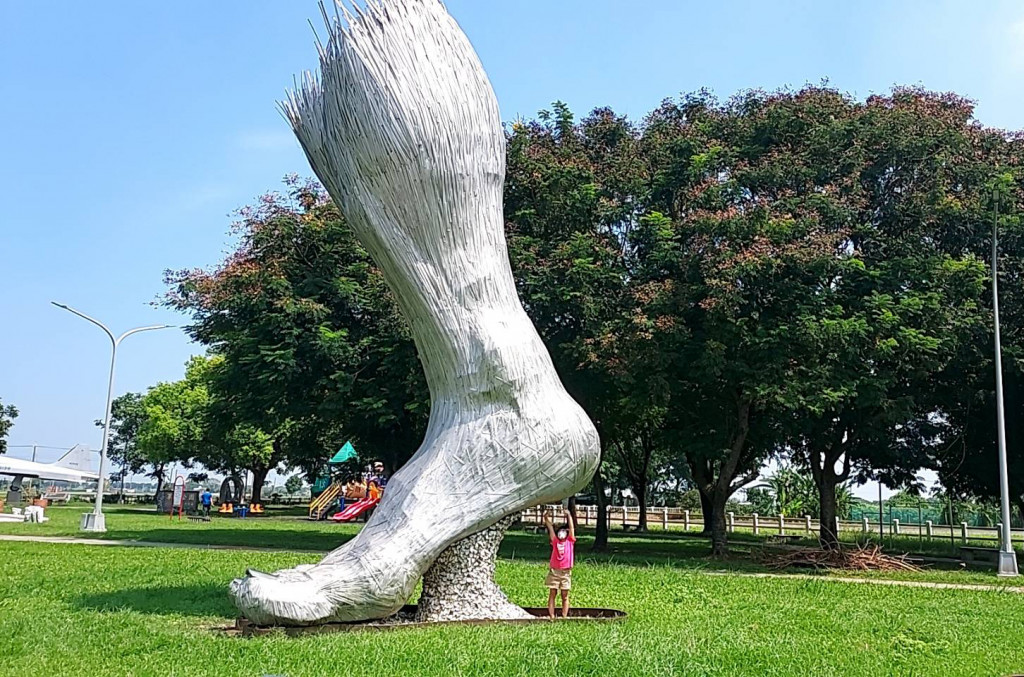二崙運動公園(二崙軍史公園+親水戲水池+8公尺農夫的腳)