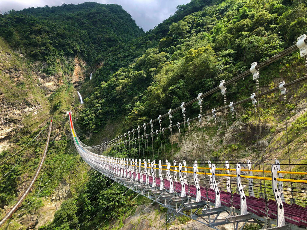 雙龍七彩吊橋(雙龍瀑布七彩吊橋)