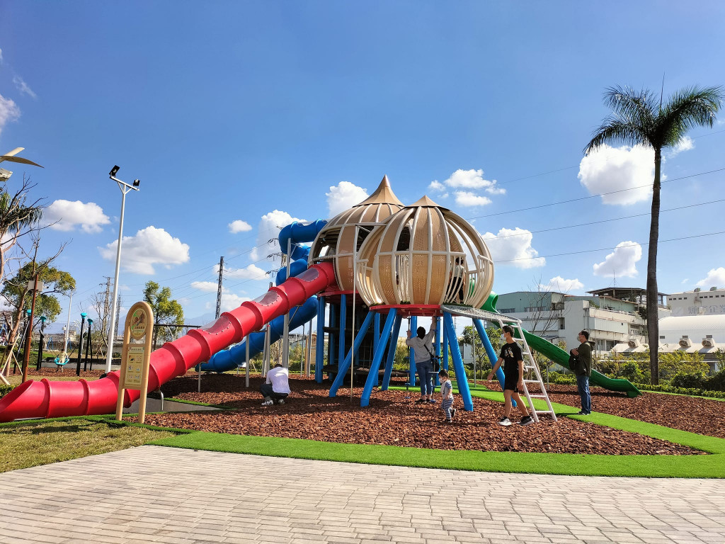 屏東縣民公園共融遊戲場(特色遊戲場)(高低空探索)
