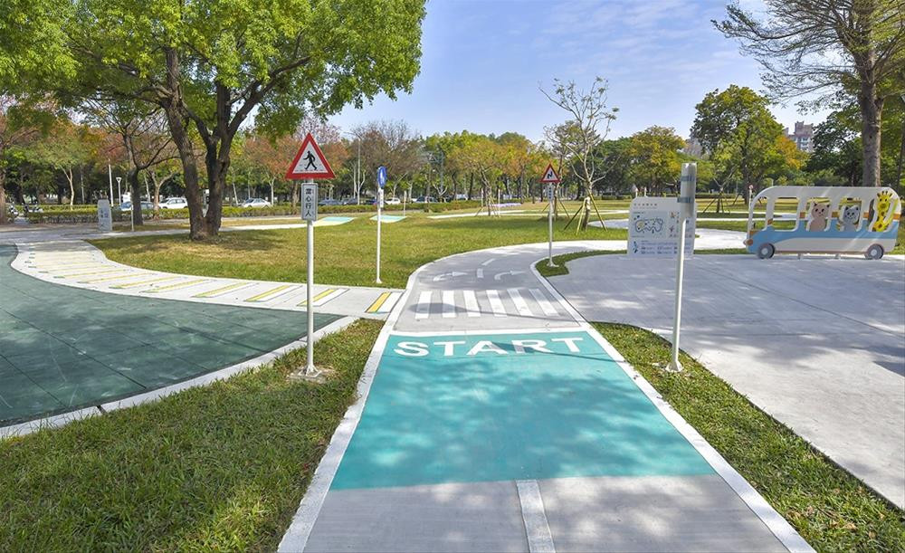 新強公園-戶外兒童交通公園(特色遊戲場)(滑步車場)