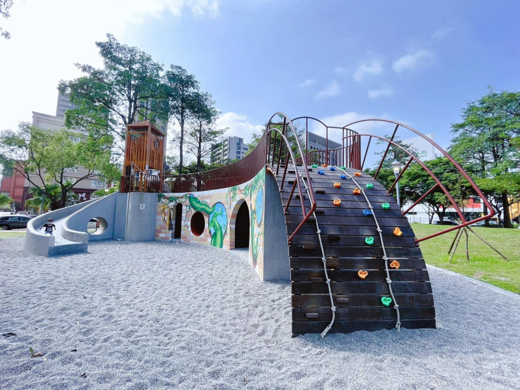 魔王城堡公園(公七公園)-高鐵公七公園(特色遊戲場)