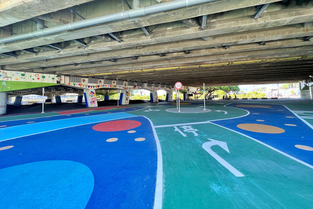 百齡橋右岸橋下自行車練習場(滑步車場-特色遊戲場)
