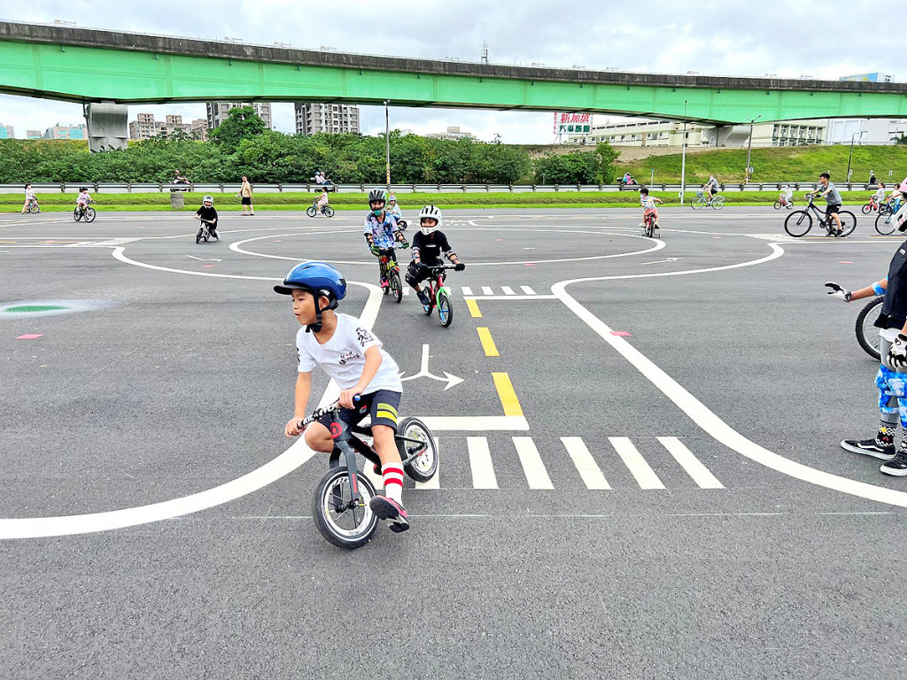 二重多功能兒童練習場@新北大都會公園親水園區(自行車練習場/滑步車場)