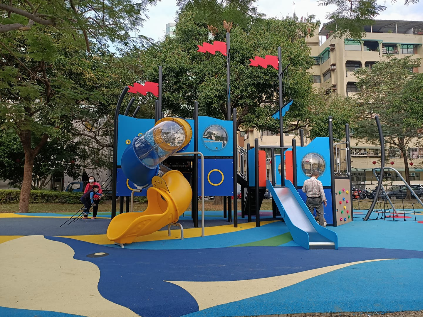 鹽埕綠8廊道公園(鹽埕兒童遊戲場-特色遊戲場)