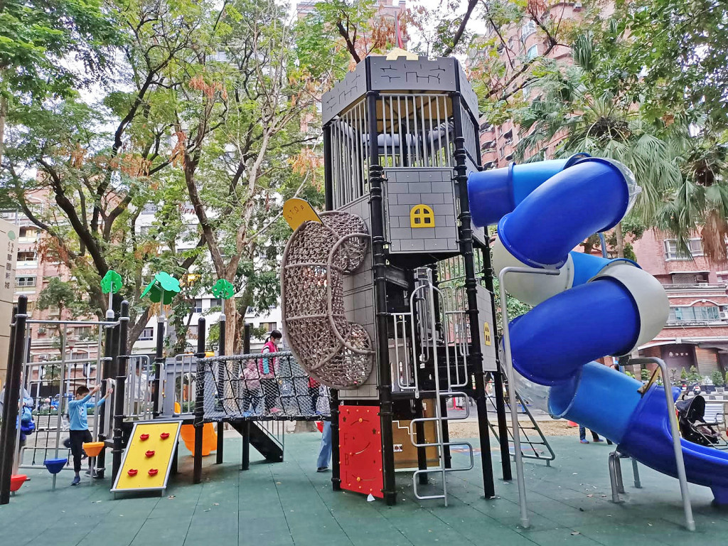 華榮公園(特色遊戲場)