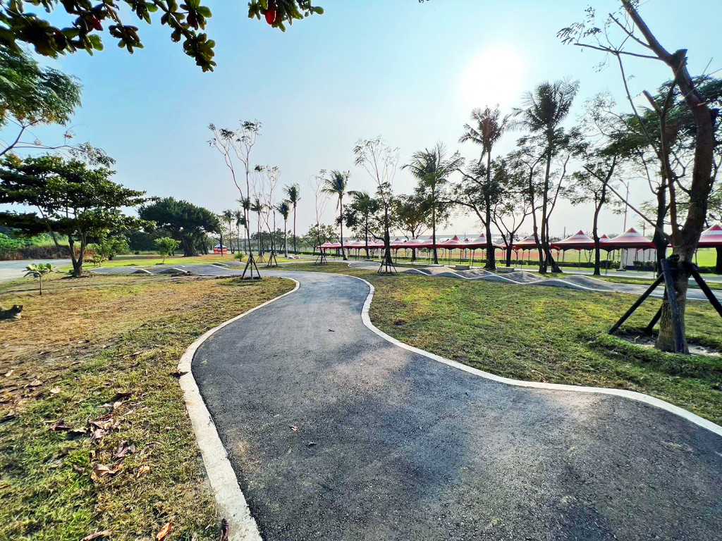 屏東河濱公園(屏東舊鐵橋河濱公園)(滑步車場)-下淡水溪鐵橋