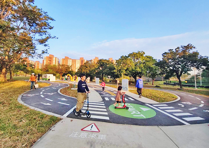 岡山河堤公園遊戲場-穿梭竹林間-岡山兒童交通主題公園(特色遊戲場-滑步車場)