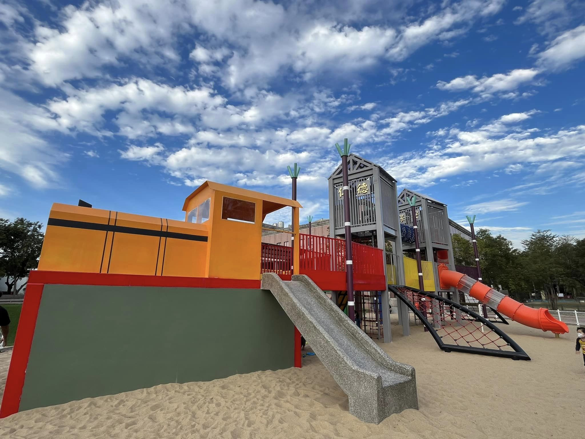 仁德運動公園(糖廠五分車特色遊戲場)