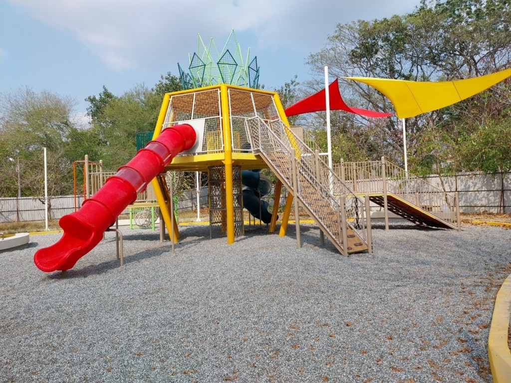 大潭埤旺萊公園戲水池-鳳梨主題遊戲場(特色遊戲場)