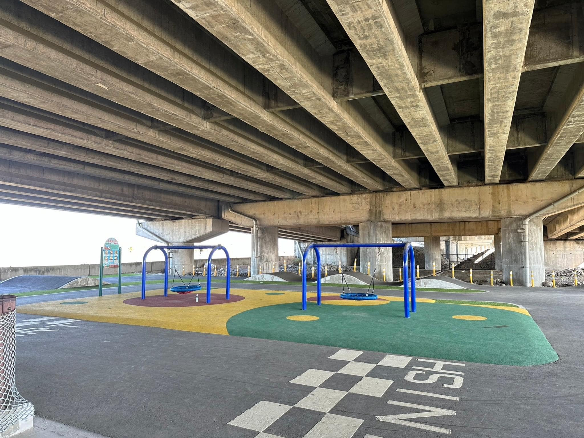 大甲建興里西濱橋下運動公園-建興橋下遊具(滑步車場)