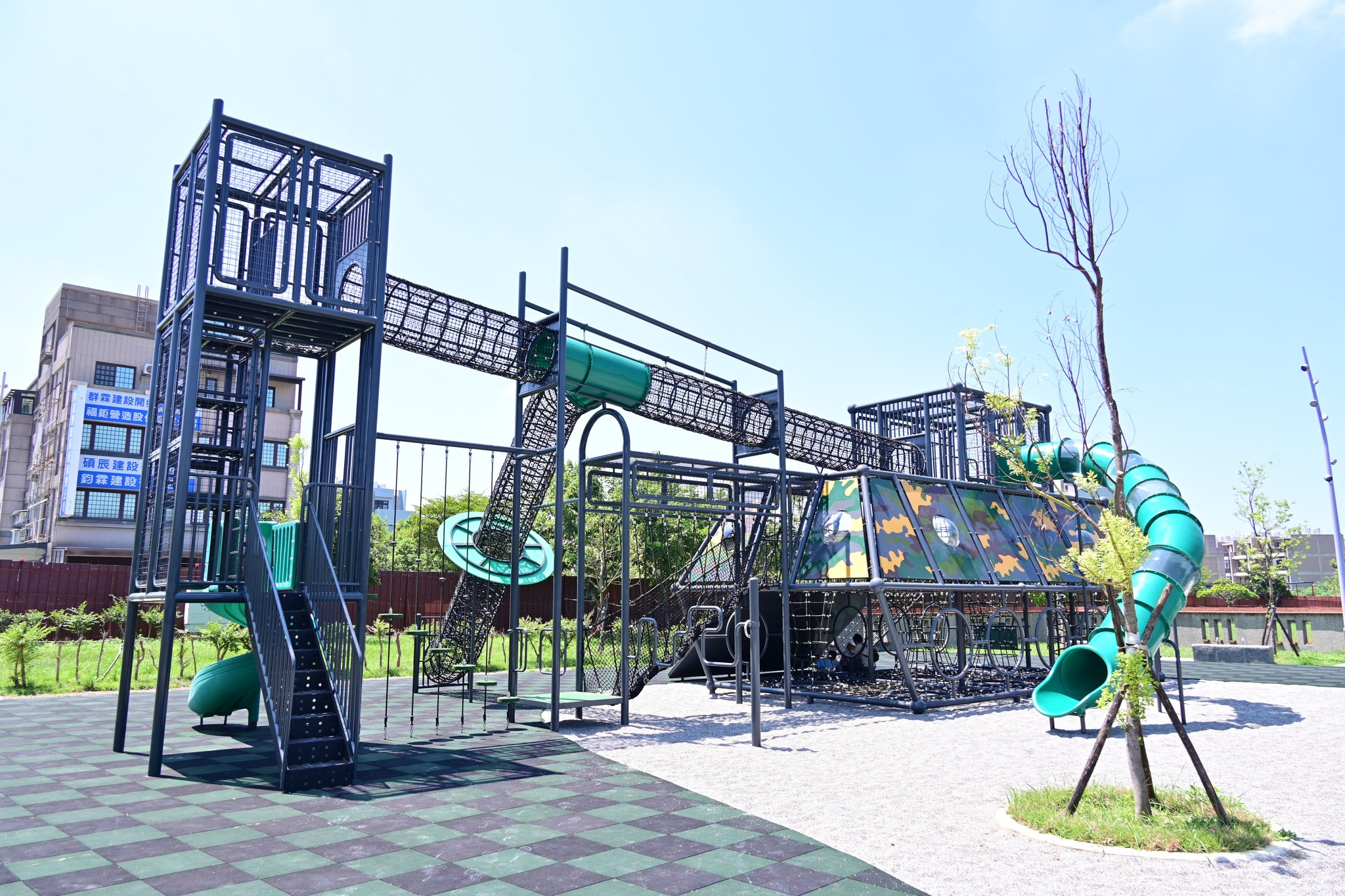 湖口公五特色公園(裝甲戰車造型遊戲場-特色遊戲場)(滑步車場)