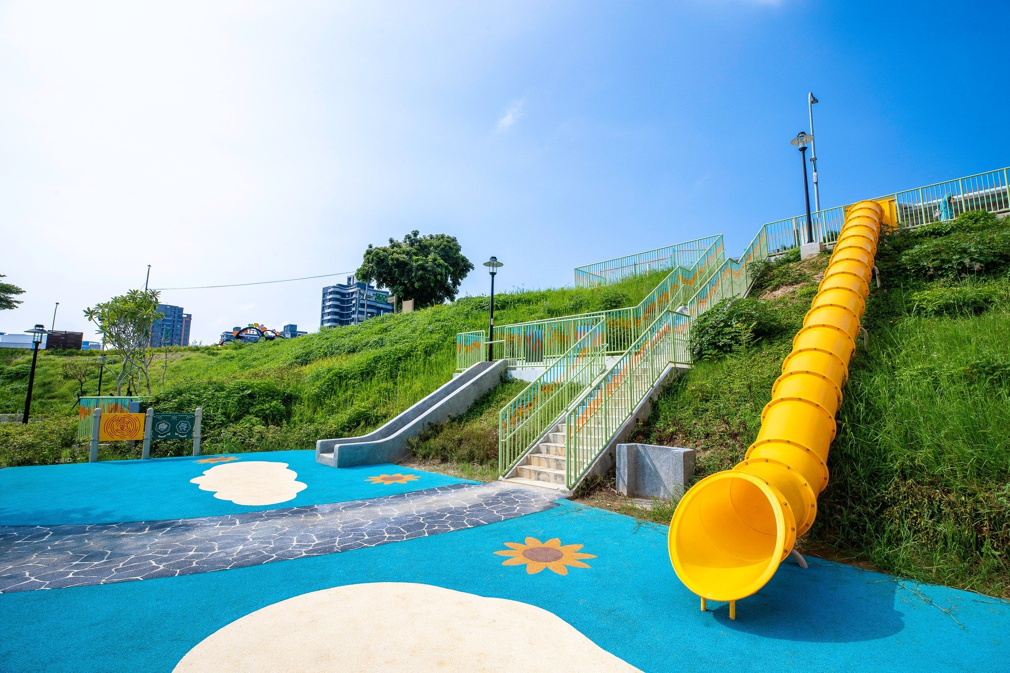 淡水溪畔公園(特色遊戲場)