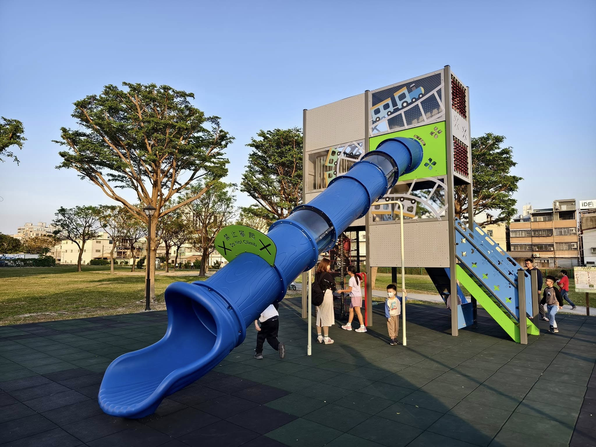 崙平公園(鐵路主題特色遊戲場)