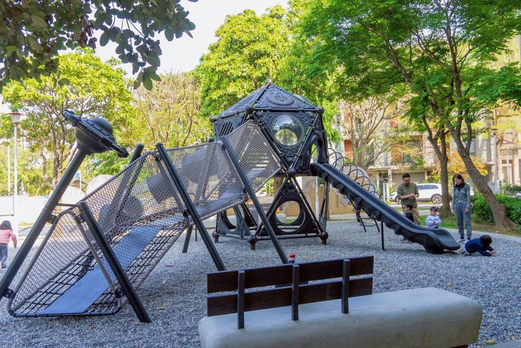 六家生肖公園 (兒四)-黑曜星際戰艦-星際系列遊戲場(特色遊戲場)