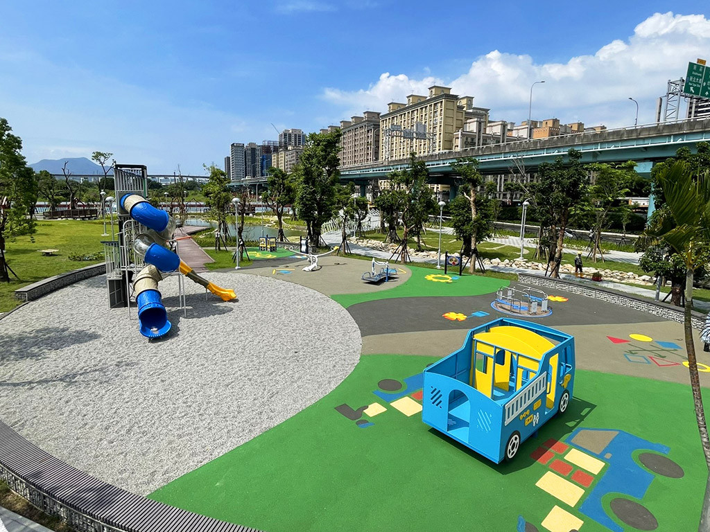 塭故之心-中環公園(塭仔圳中環公園-特色遊戲場)