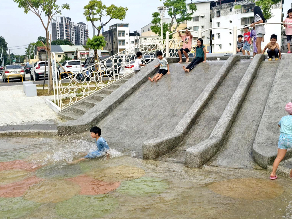 享平親水公園(特色遊戲場-可玩水公園)